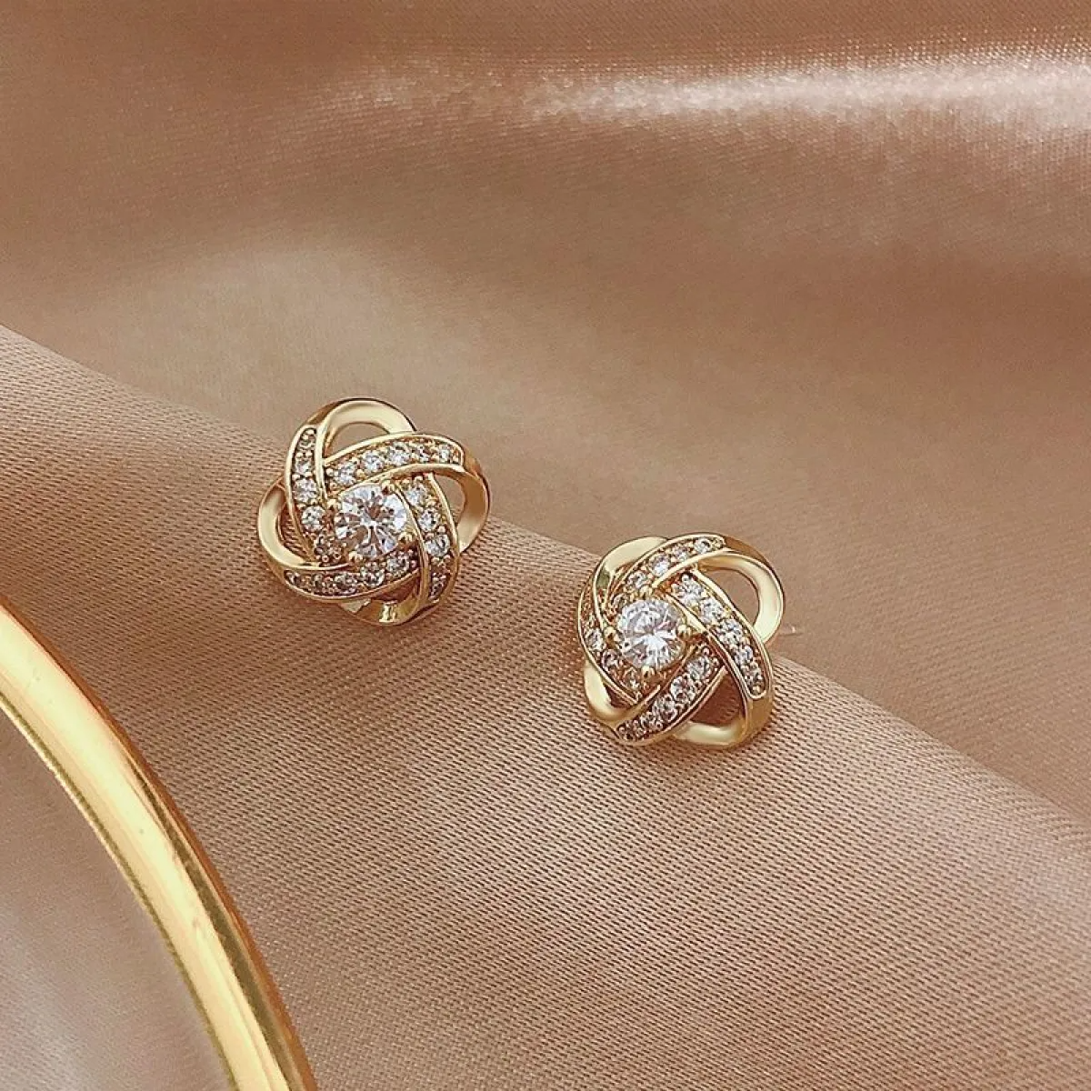 Pendientes de cruz para mujer con diseño geométrico hueco y acentos de piedra