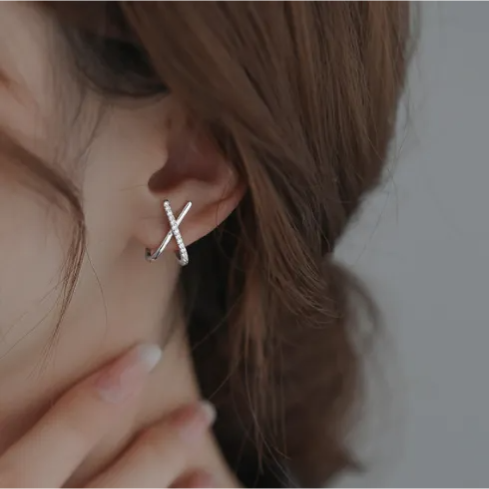 Ayla – Aretes Cruzados Pavimentados de Cristales