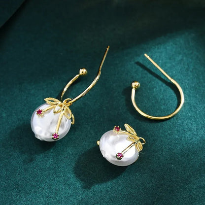 Cléa – Pendientes Vintage Cereza en Oro y Perla