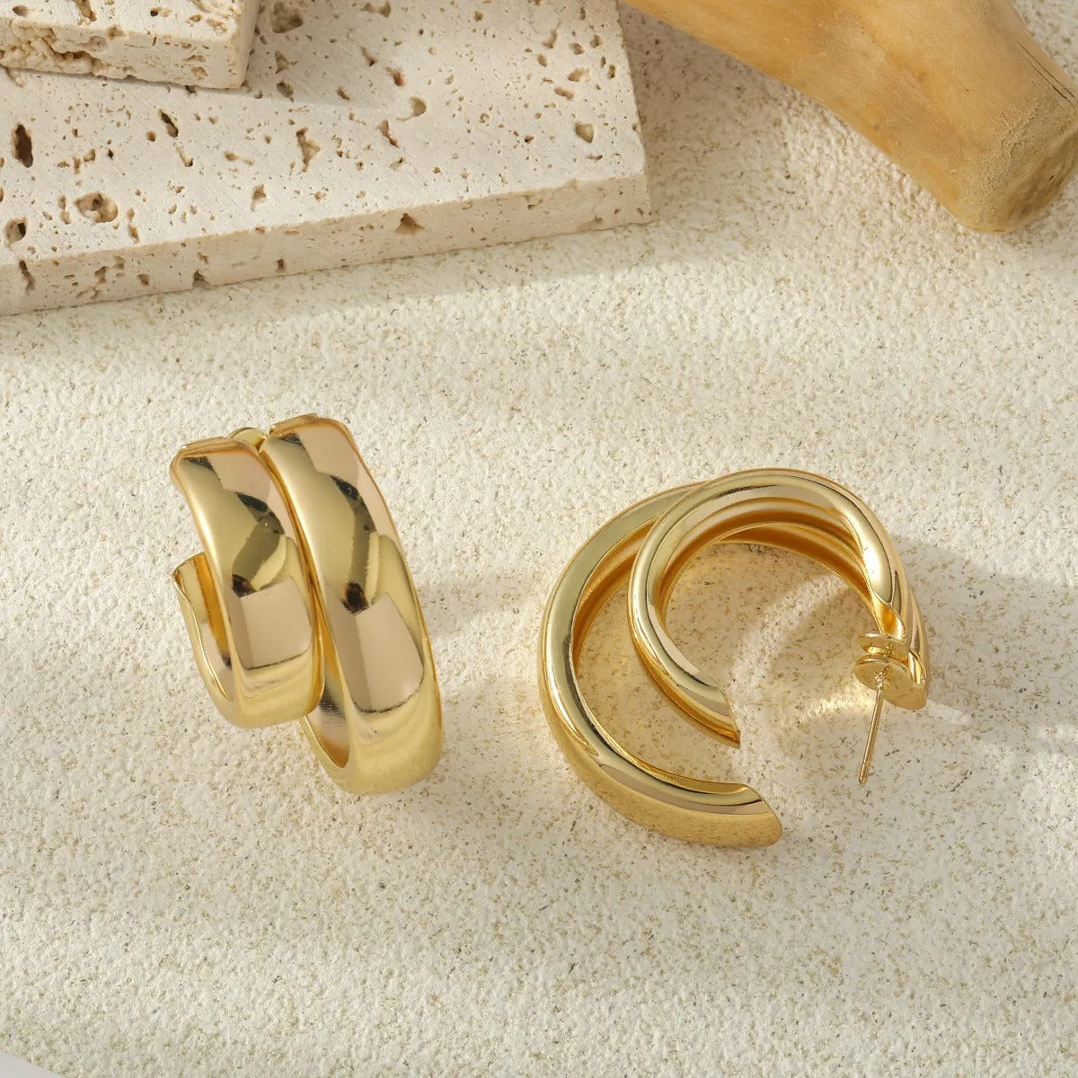 Kiara – Pendientes C Doble Aro Metálicos Elegantes