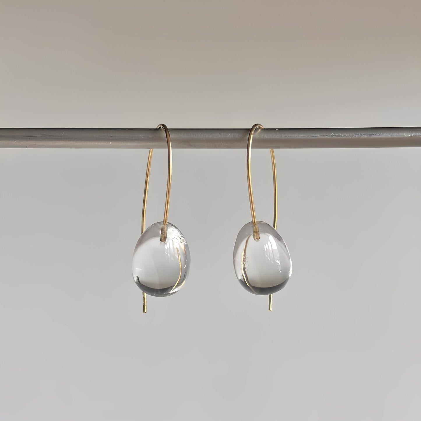 Elara – Pendientes Cristal Gris Estilo Retro