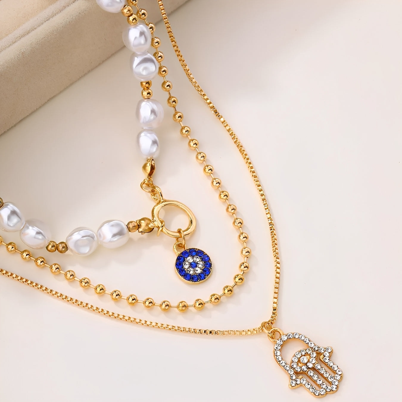 Nadia – Collar Multi-Rangos Perlas & Mano de Fatma