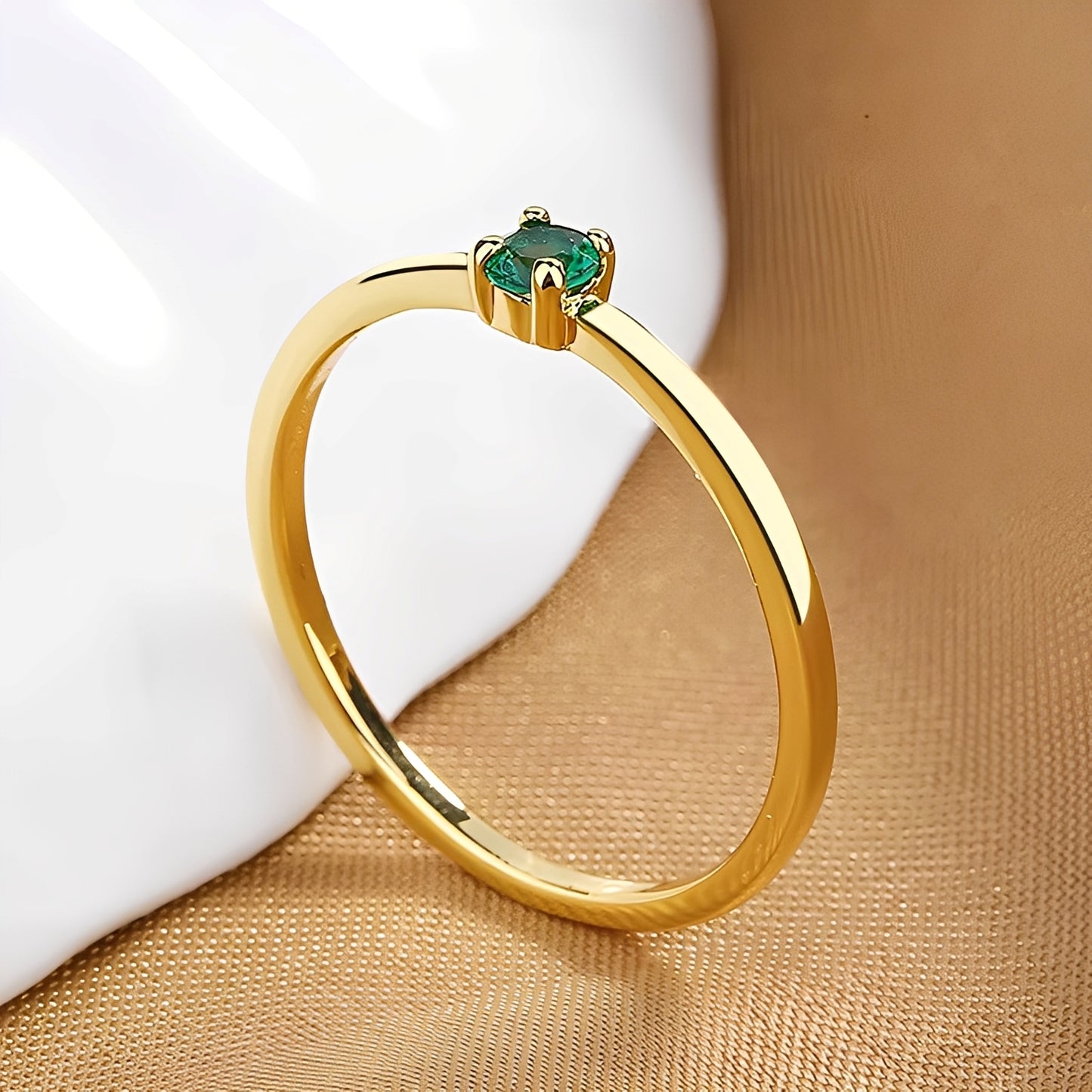 Rowena – Anillo Apilable de Gema de Nacimiento