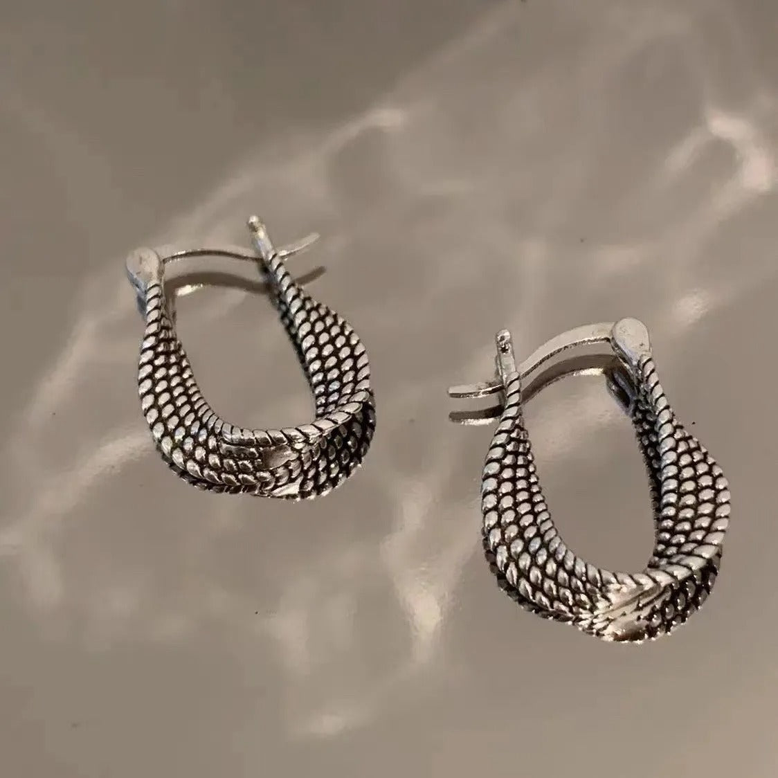 Yna – Pendientes Retro en Malla Plateada