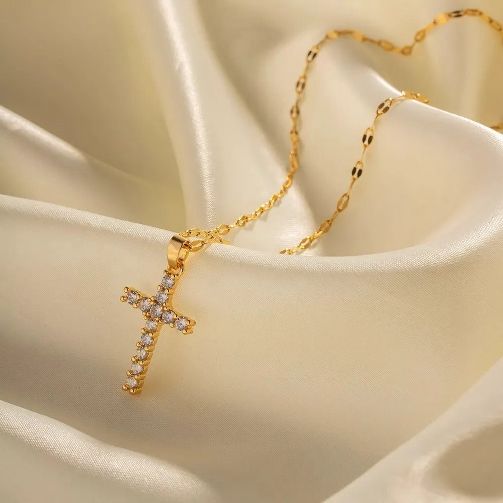 Noah – Collar Cruz de Zirconia Dorado