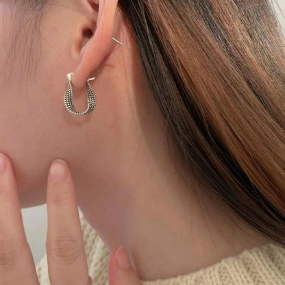 Yna – Pendientes Retro en Malla Plateada