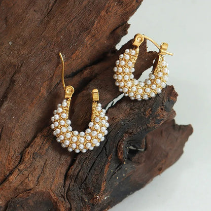 Karla – Pendientes Huggie con Racimo de Perlas