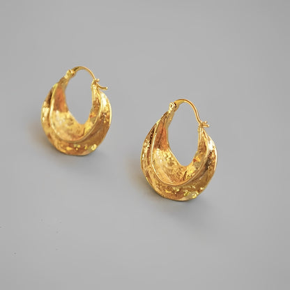 Klarissa – Pendientes Aro Curvo Elegante