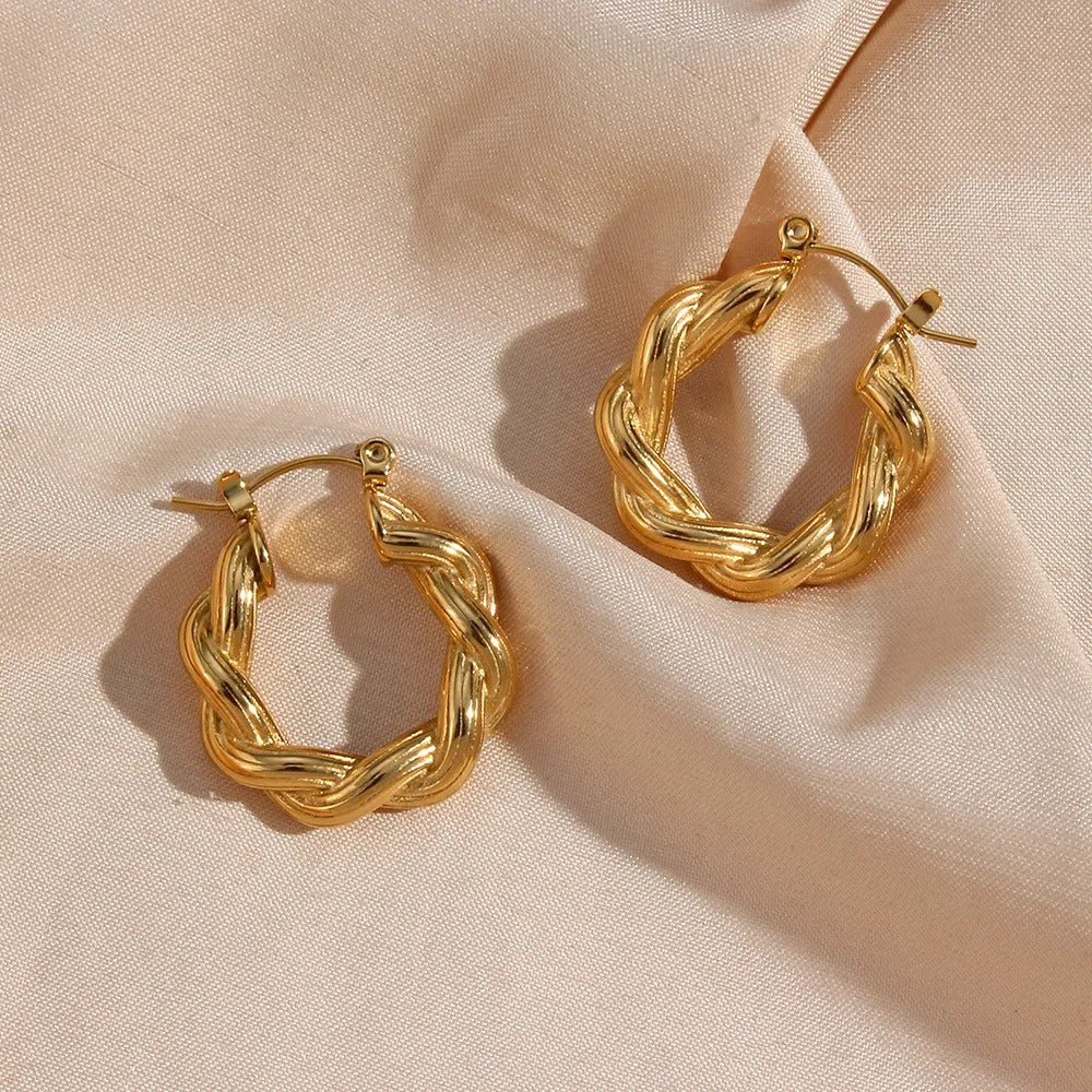 Sakura – Pendientes Trenzados Dorados Elegantes