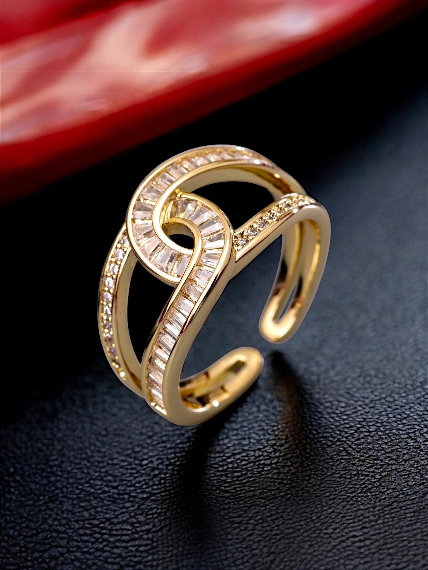 Noa – Anillo Elegante con Nudo Dorado