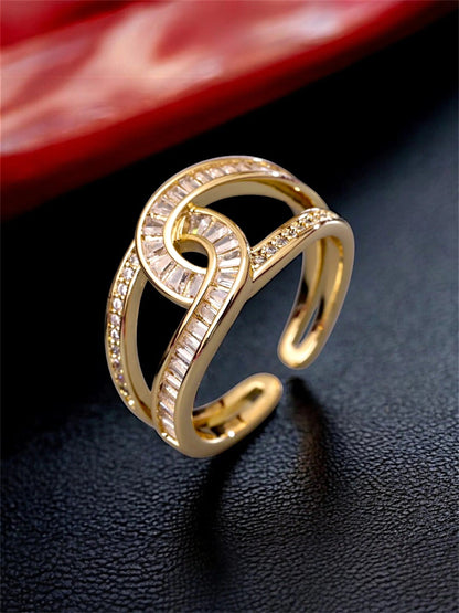 Noa – Anillo Elegante con Nudo Dorado