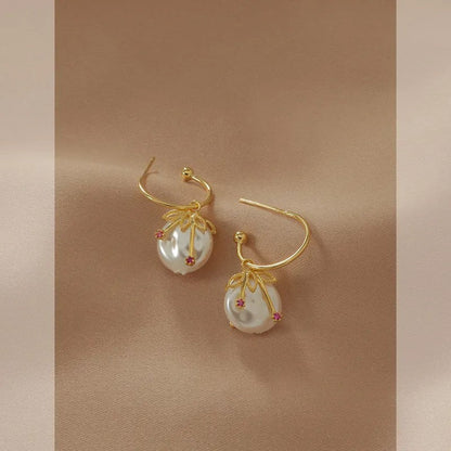 Cléa – Pendientes Vintage Cereza en Oro y Perla