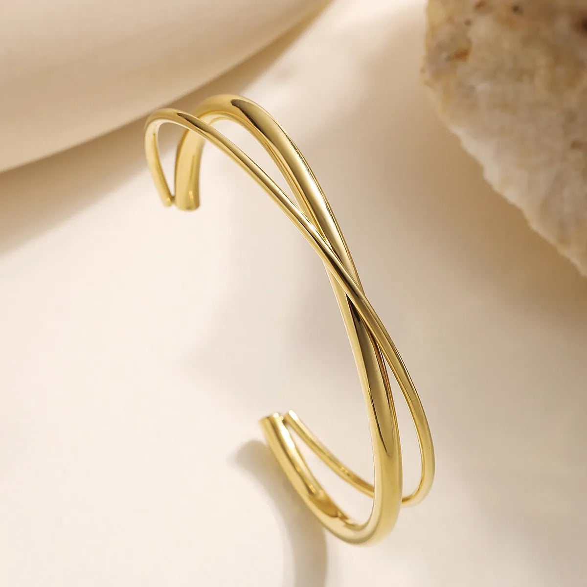 Nellie – Brazalete Dorado Diseño Entrelazado Elegante