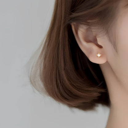 Taylor – Pendientes Pequeños con Perla Sintética