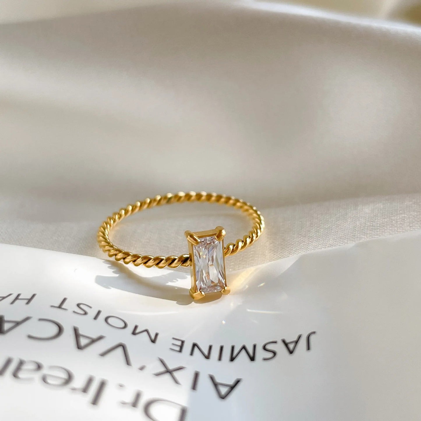 Selin – Anillo Piedra Fina Torsionada