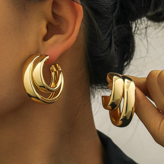 Kiara – Pendientes C Doble Aro Metálicos Elegantes