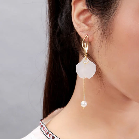 Aiah – Aretes Pétalos & Perlas de Oro Blanco