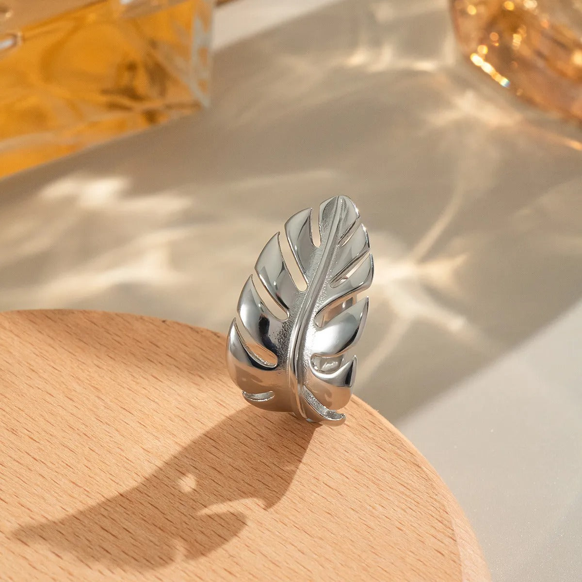Anillo Abierto para Dama con Silueta Orgánica y Superficie Texturizada