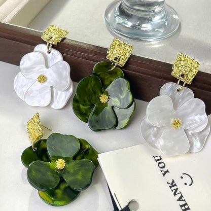 Thelma – Pendientes Colgantes Florales Dorados