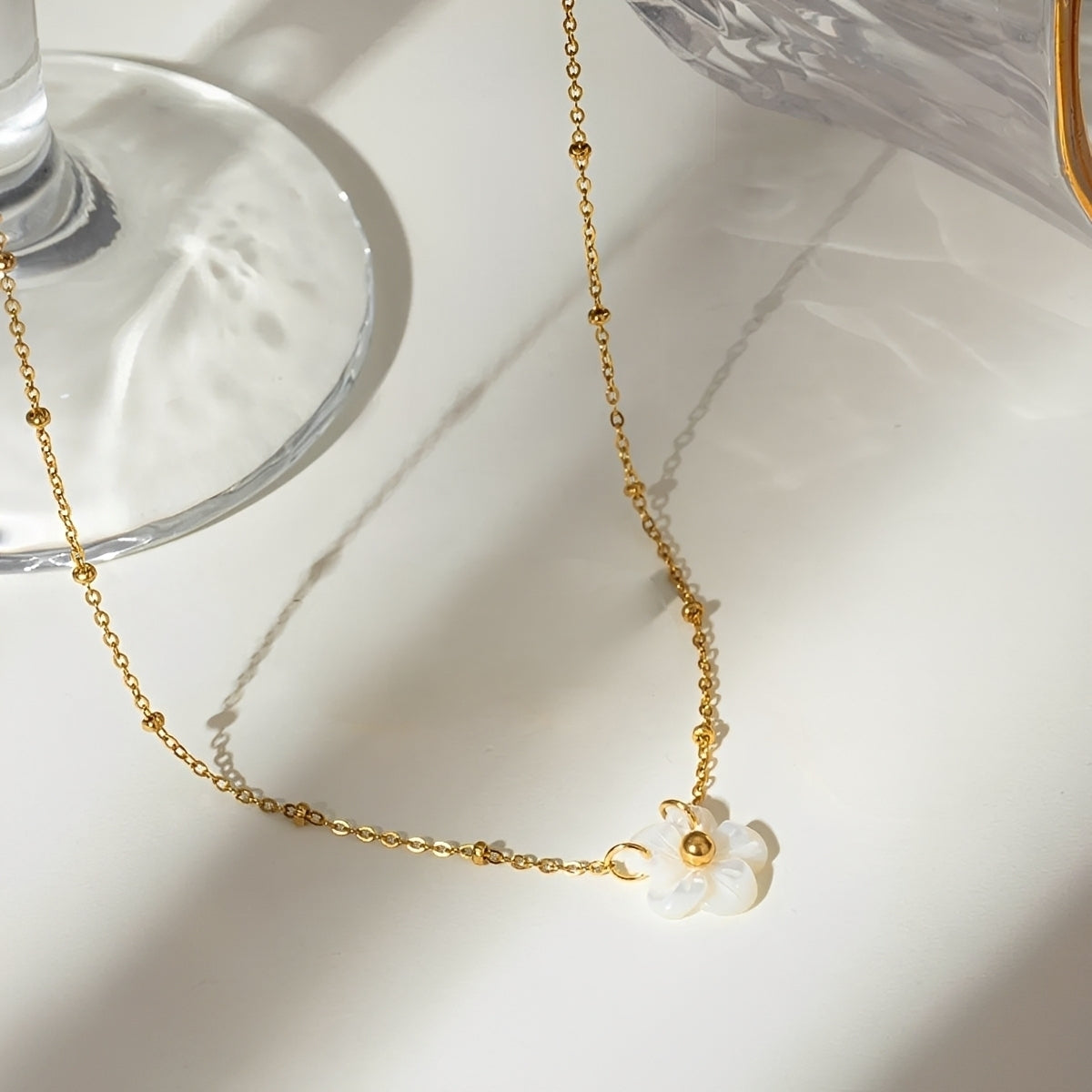 Carissa – Collar Dorado Flor con Piedra