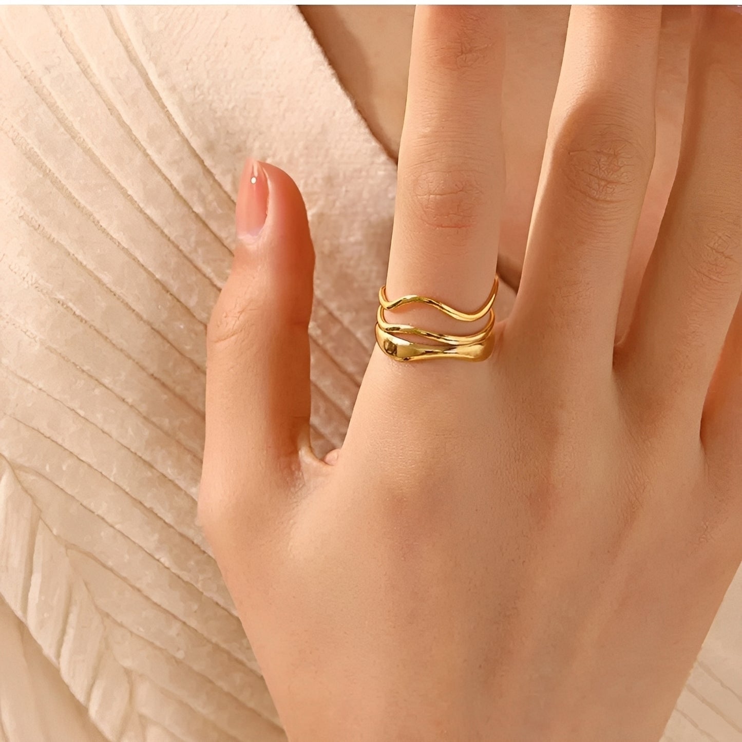 Risa – Anillo Ajustable de Tres Capas Dorado