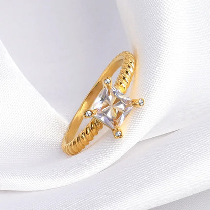 Reina – Anillo Twist con Zirconia Cuadrada