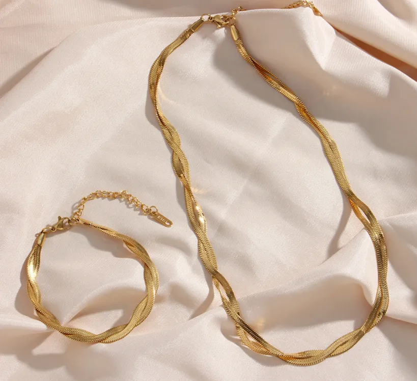 Alina – Conjunto Collar & Pulsera Elegante en Oro Enchevetrado