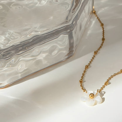 Carissa – Collar Dorado Flor con Piedra