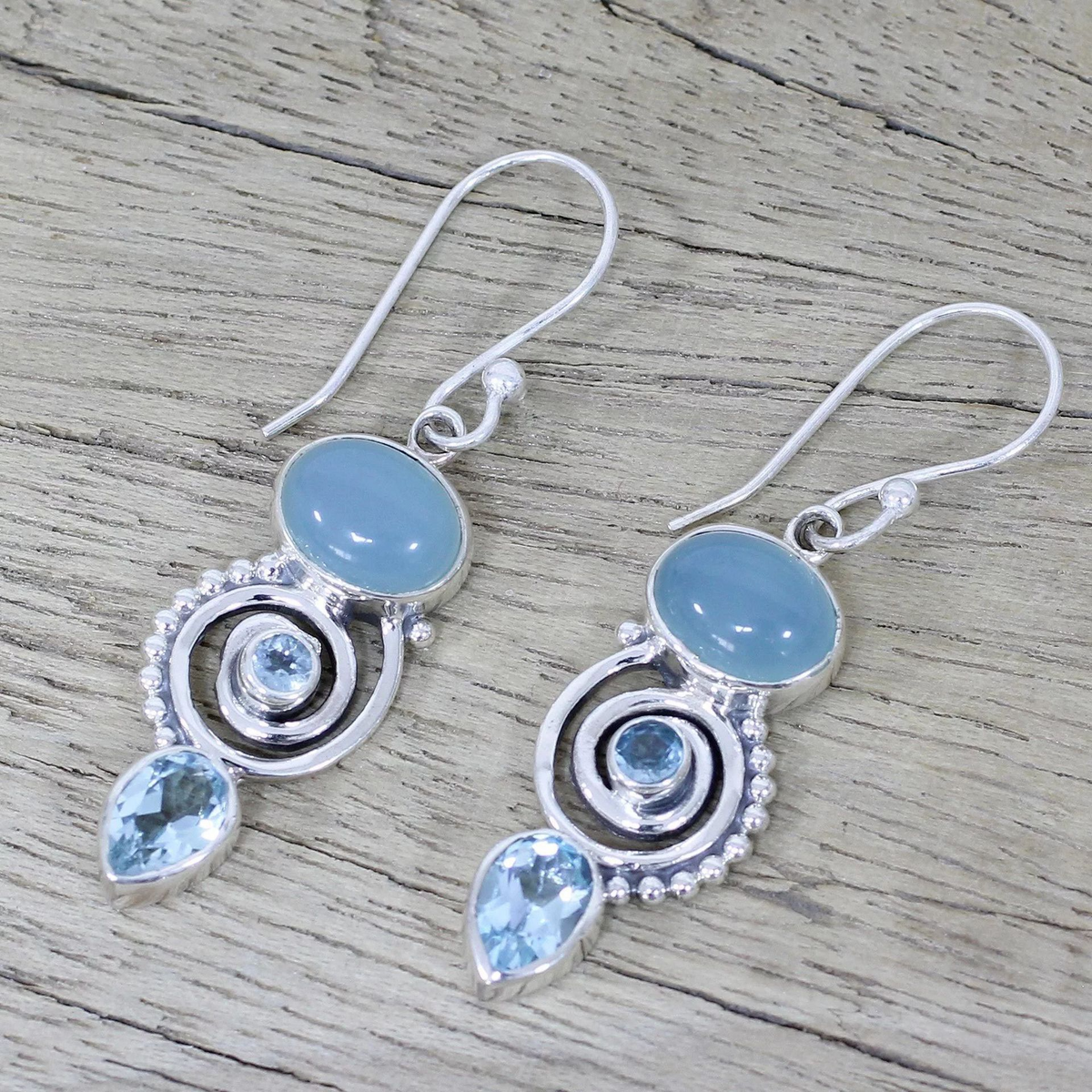 Pendientes de Mujer con Pieza Central Redonda, Diseño en Espiral y Colgante en Gota
