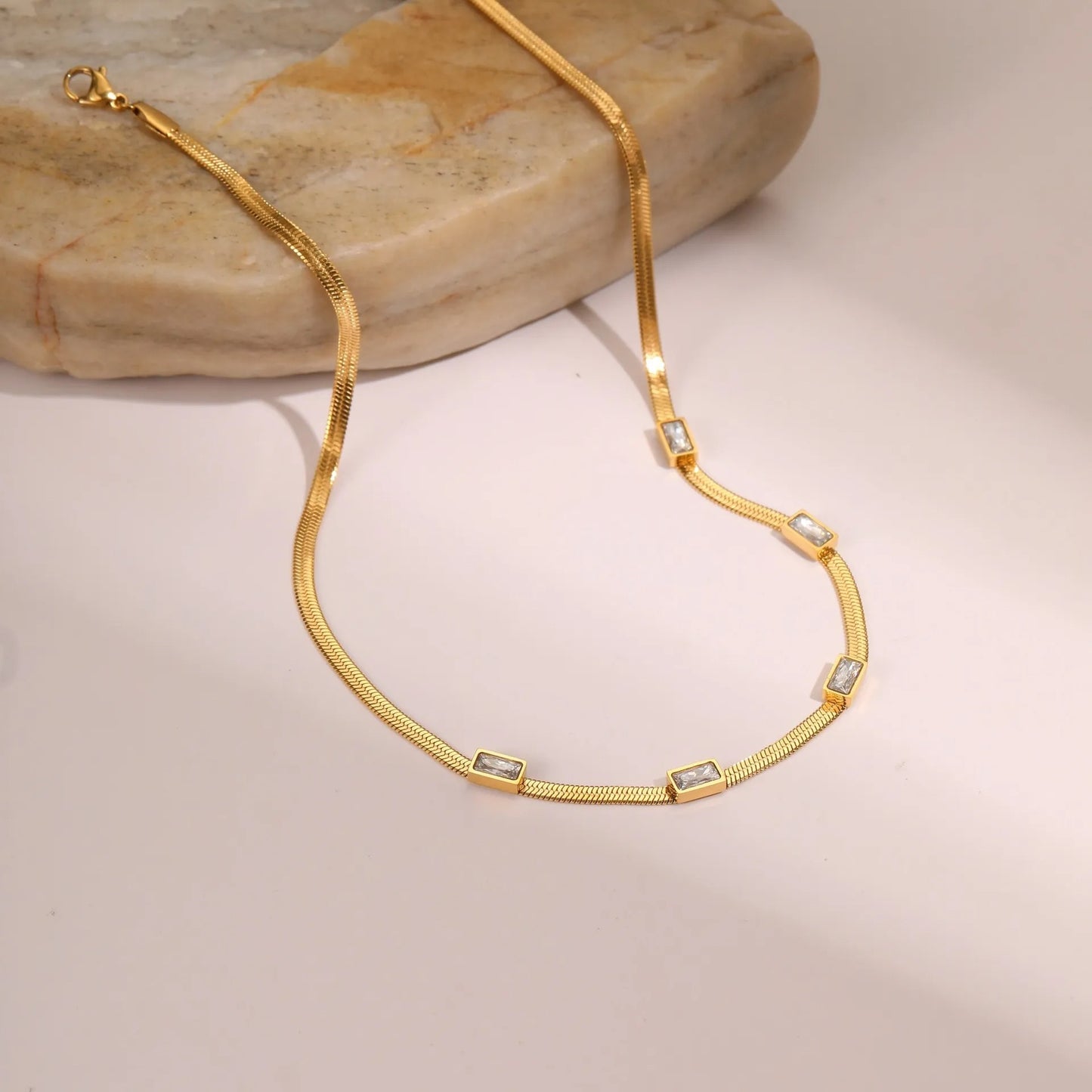 Sabrina – Collar Geométrico Cuadrado
