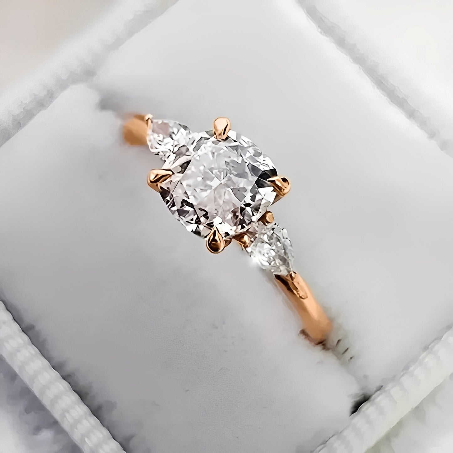 Clara – Anillo Elegante en Oro Rosado con Piedra Cuadrada