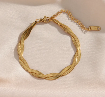 Alina – Conjunto Collar & Pulsera Elegante en Oro Enchevetrado