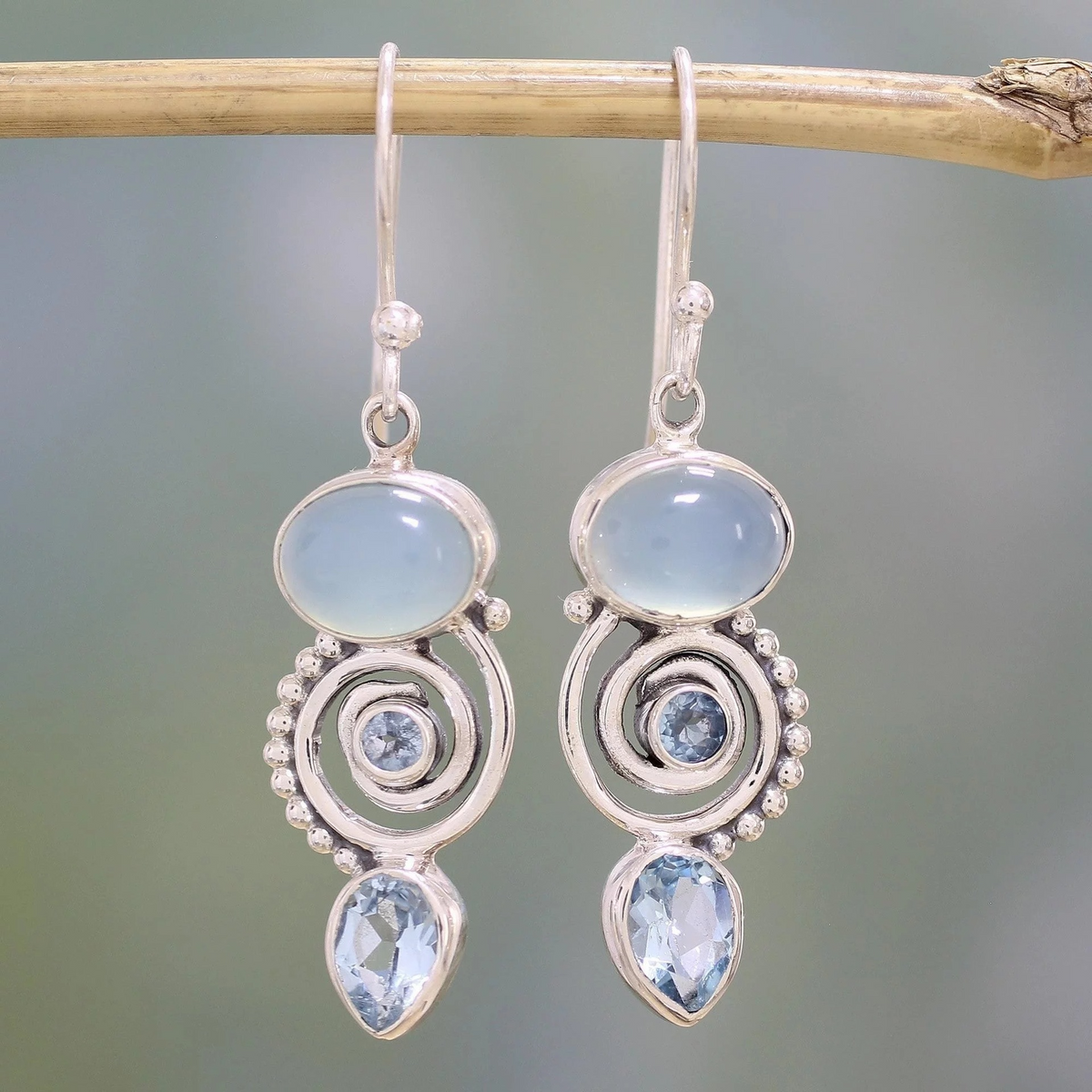 Pendientes de Mujer con Pieza Central Redonda, Diseño en Espiral y Colgante en Gota