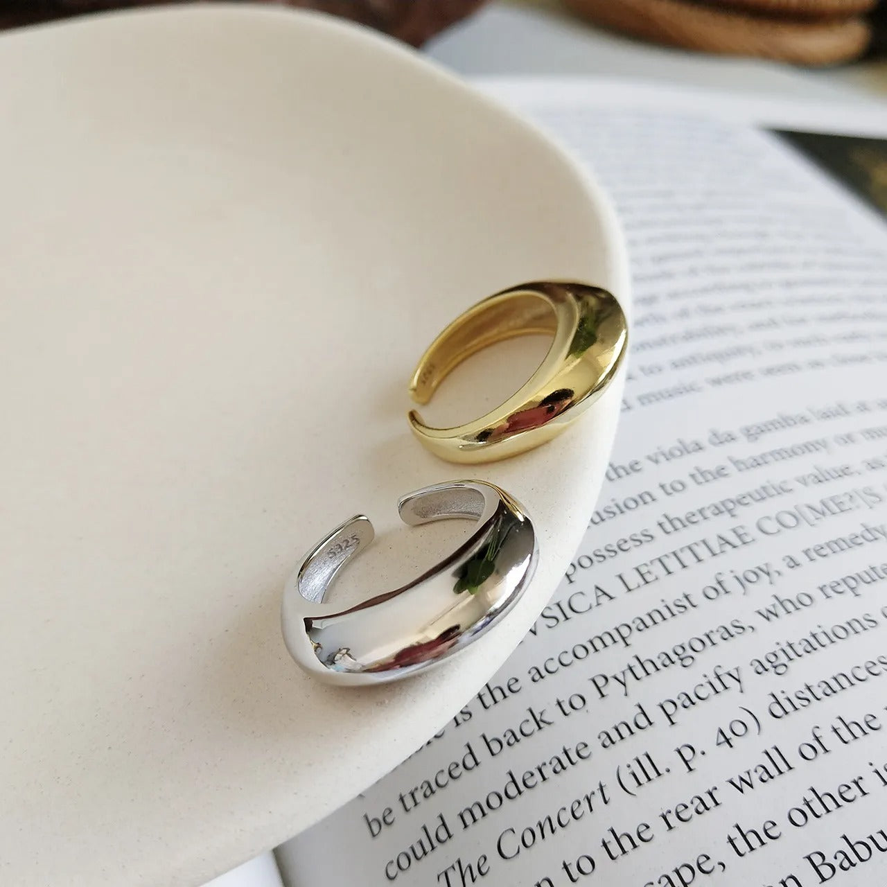 Alina – Anillo Curvo Cóncavo Minimalista
