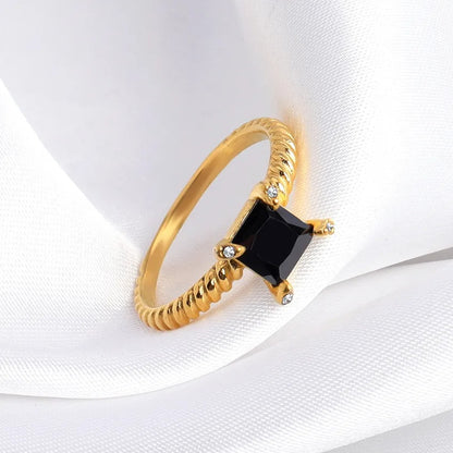 Reina – Anillo Twist con Zirconia Cuadrada