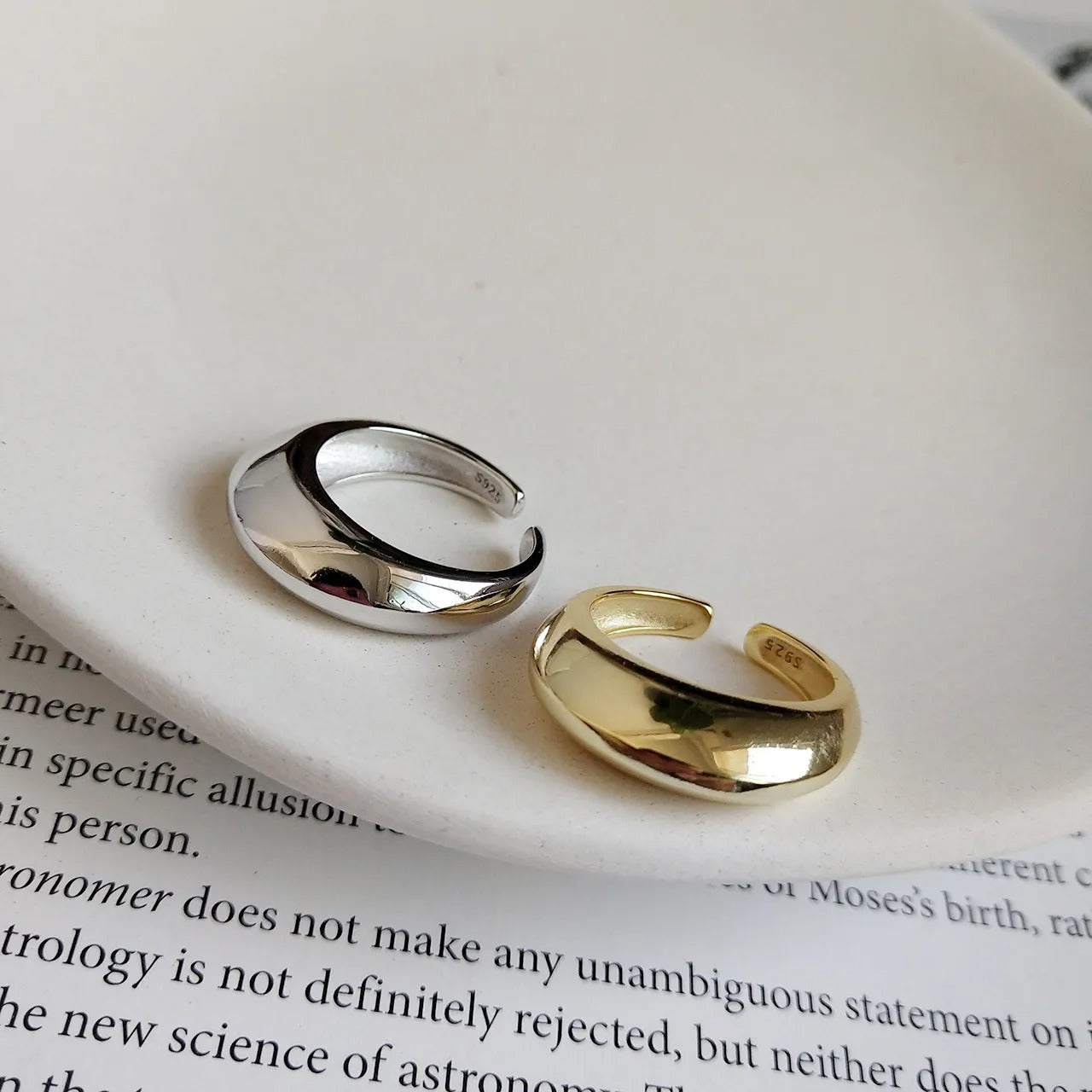 Alina – Anillo Curvo Cóncavo Minimalista