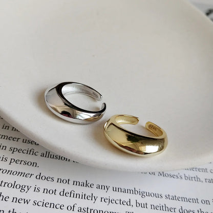 Alina – Anillo Curvo Cóncavo Minimalista