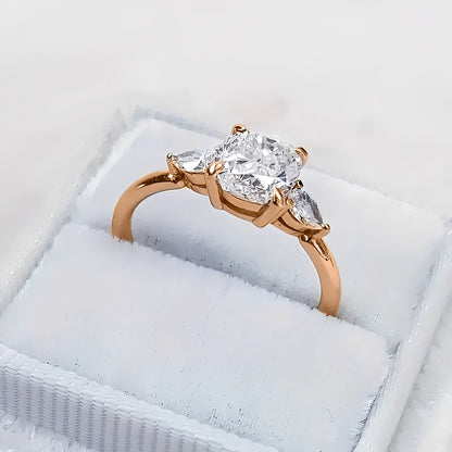 Clara – Anillo Elegante en Oro Rosado con Piedra Cuadrada