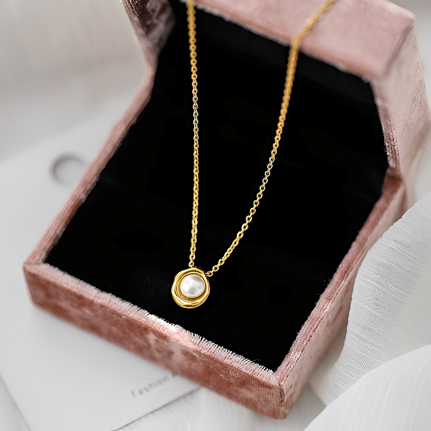 Zeph – Collar de Perlas de Agua Salada con Baño de Oro