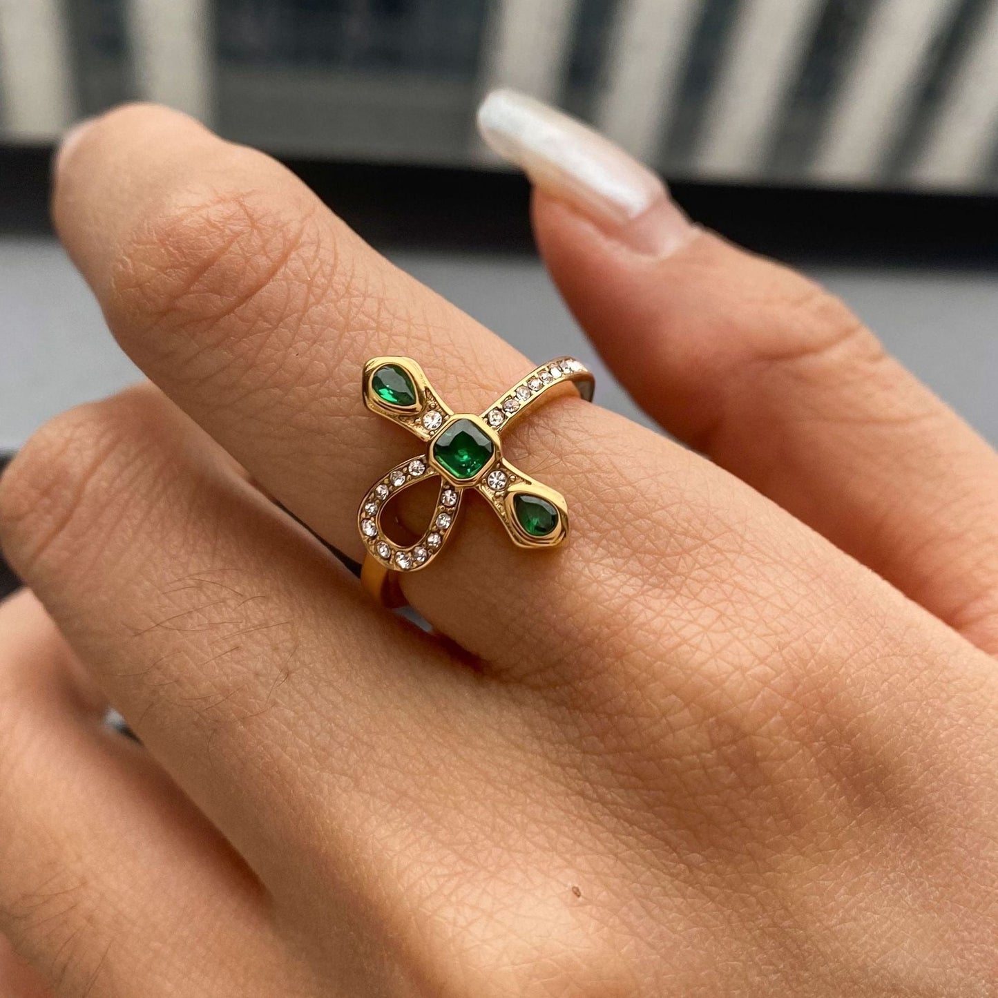 Nessa – Anillo Cruz Dorada Elegante