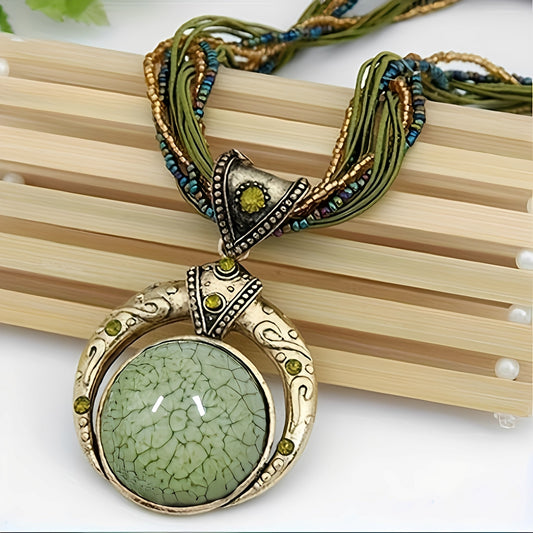 Milley – Collar Dorado Adornado de Verde