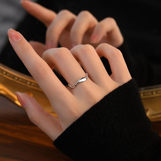 Whitney – Anillo Minimalista Ondulado