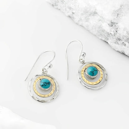 Nayah – Pendientes Bohemios Saturno con Piedra Turquesa, Acabado Plata y Oro