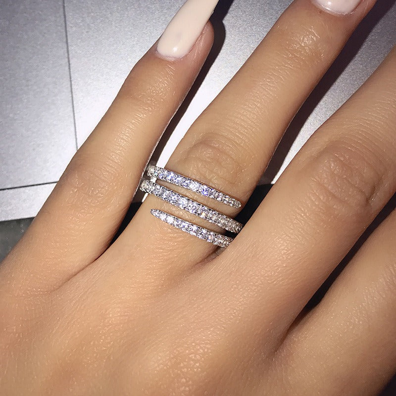 Ailee – Anillo Espiral Pavimentado de Cristales
