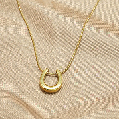 Caitlin – Collar Herradura Dorada Amuleto de la Suerte