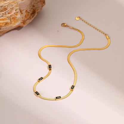 Sabrina – Collar Geométrico Cuadrado