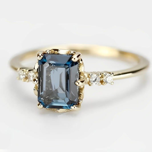 Celeste – Anillo Dorado Vintage con Cristal Azul