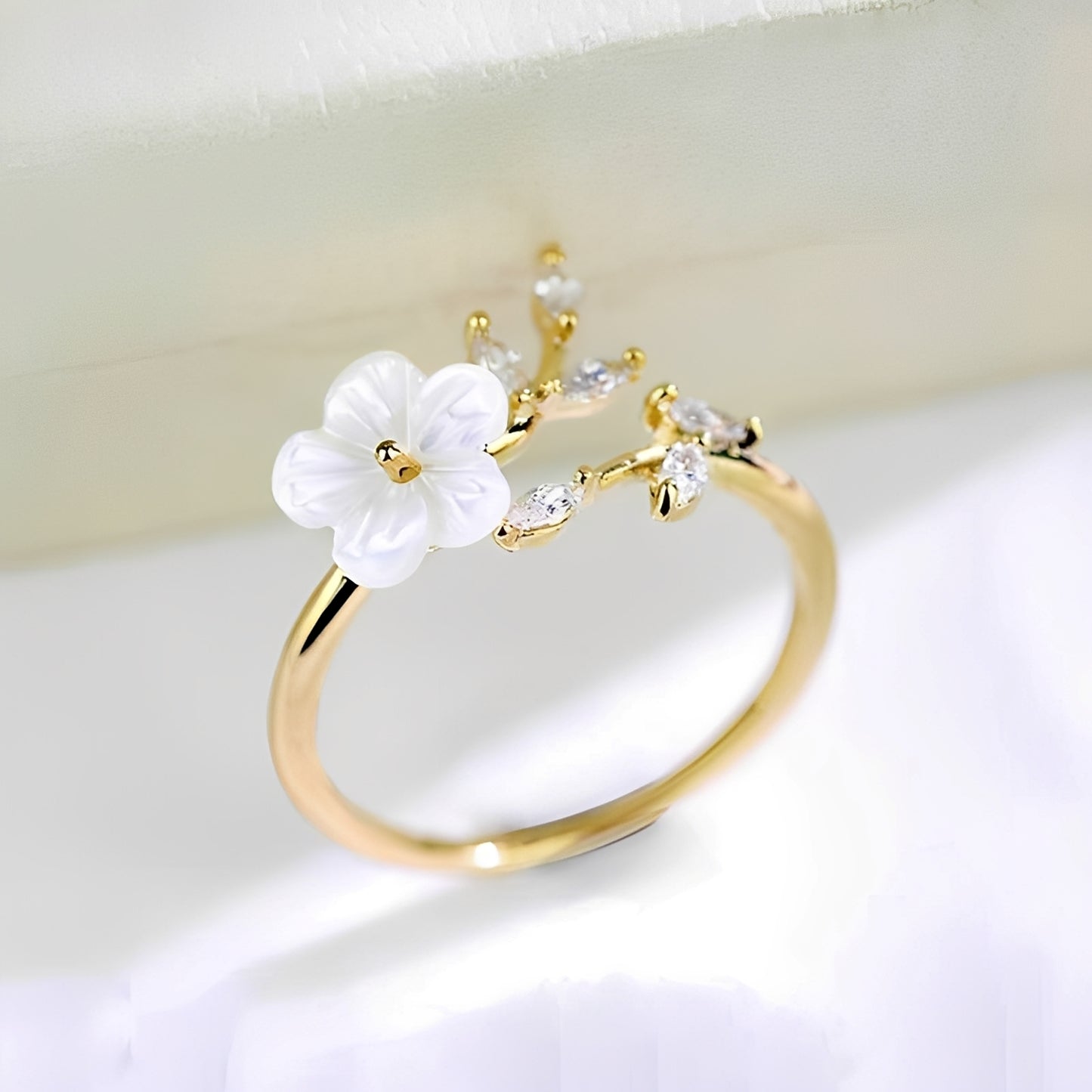 Mayla – Anillo Floral con Flores Blancas y Circonitas