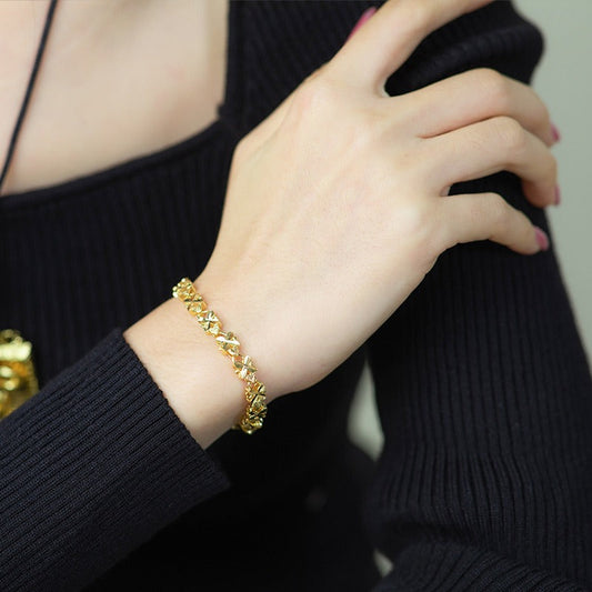 Edith – Pulsera Dorada con Motivo de Margarita