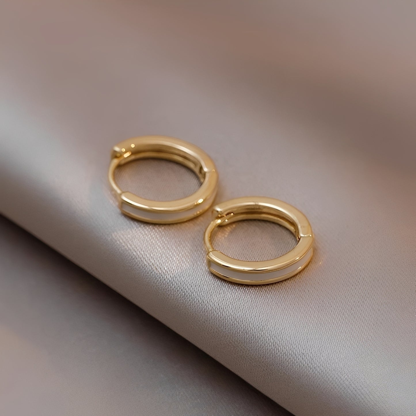 Remy – Pendientes Clip Blancos con Diseño Fluido